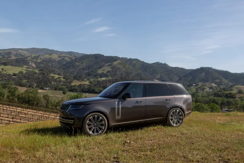 land-rover-range-rover-p400-se-lwb-2022-01-black-exterior-front-angle-suv