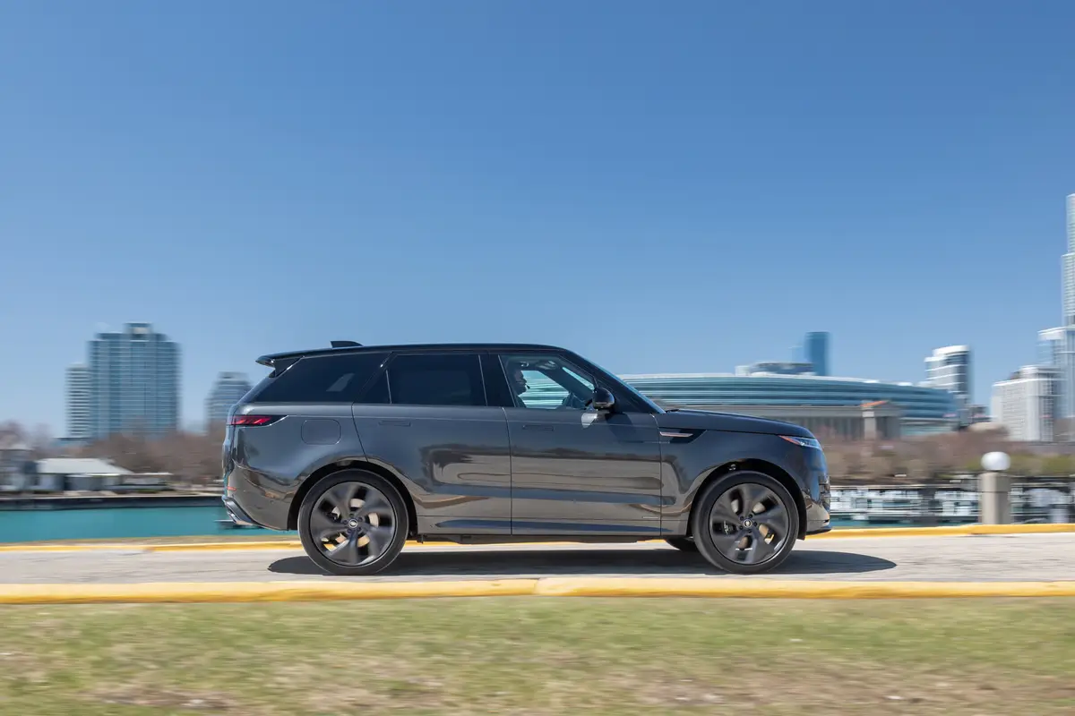 land rover range rover sport autobiography phev 2025 01 exterior dynamic profile jpg