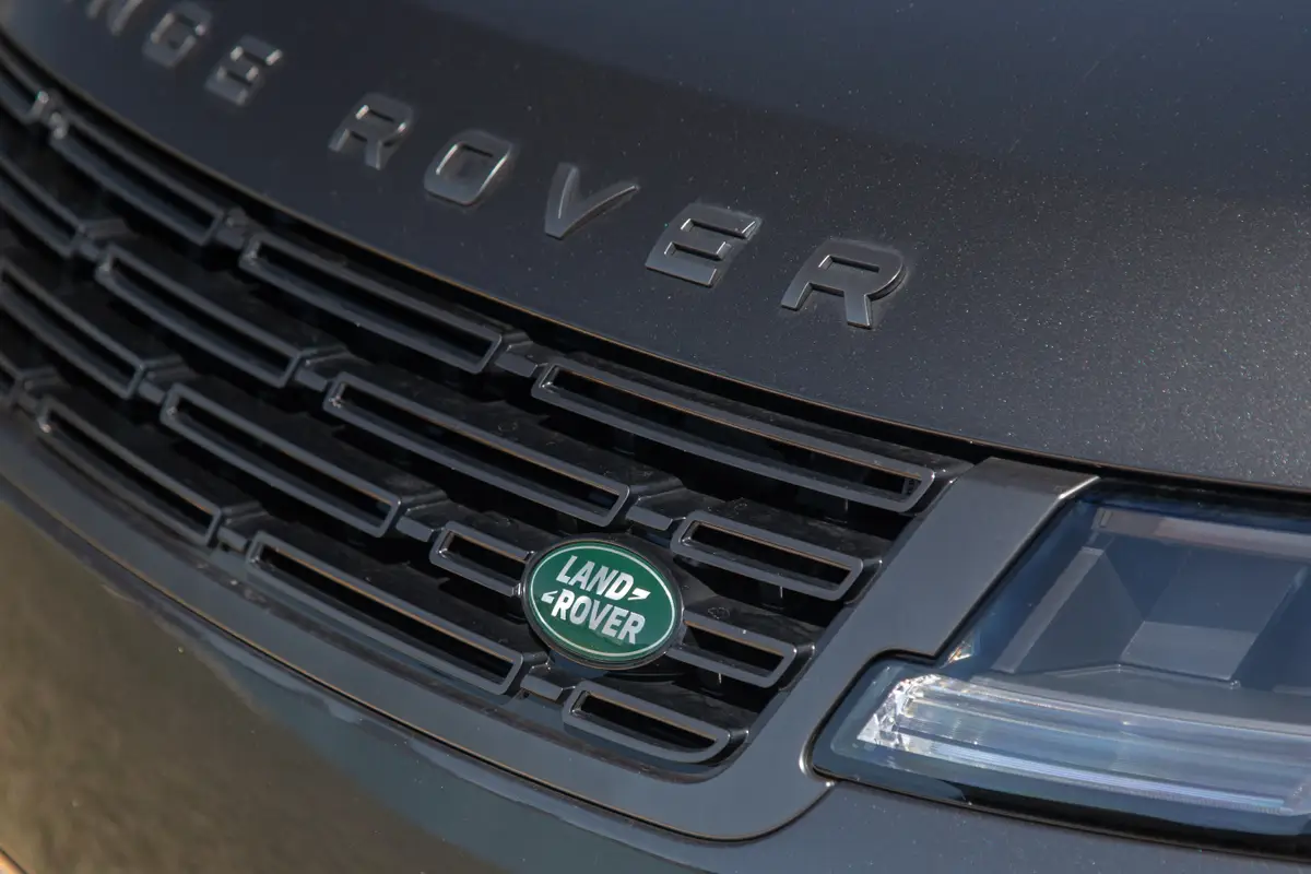 land rover range rover sport autobiography phev 2025 07 exterior front badge jpg