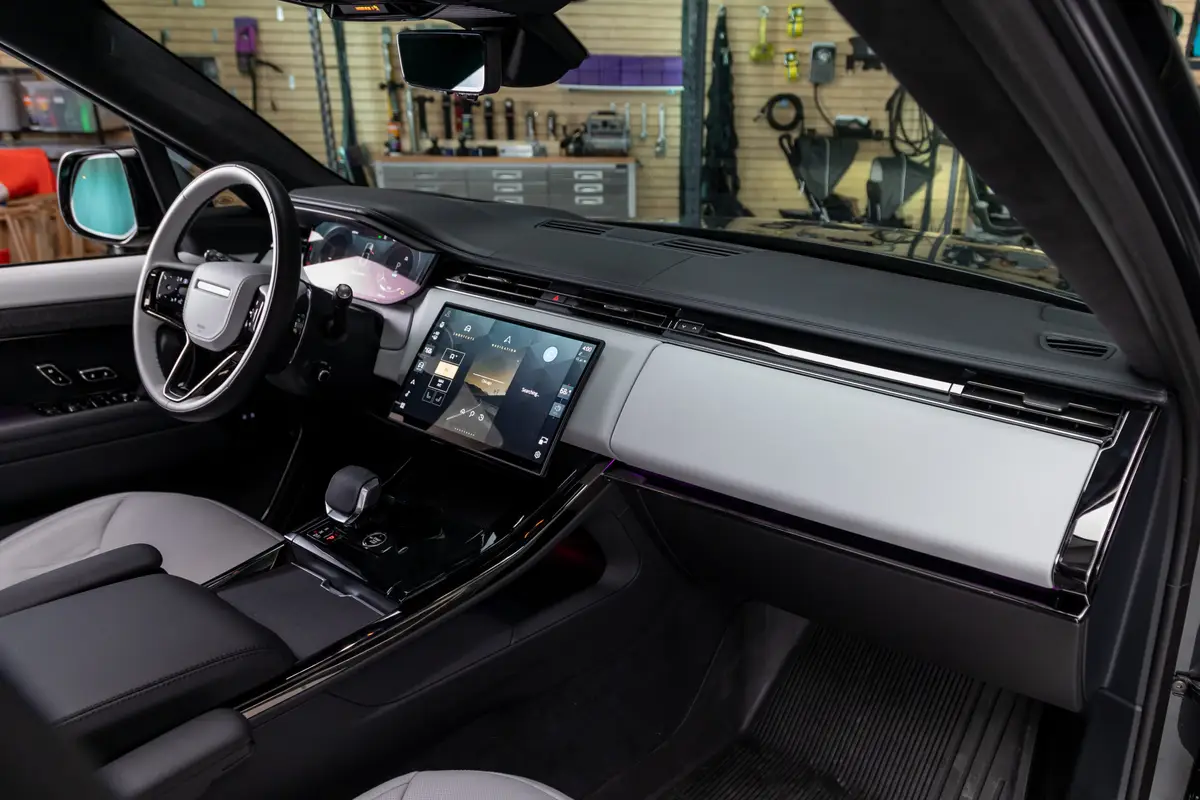 land rover range rover sport autobiography phev 2025 21 interior front row scaled jpg