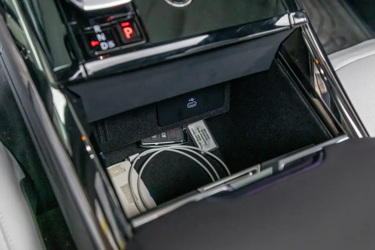 land rover range rover sport autobiography phev 2025 37 interior center console jpg