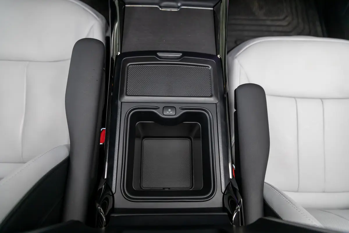 land rover range rover sport autobiography phev 2025 38 interior center console jpg