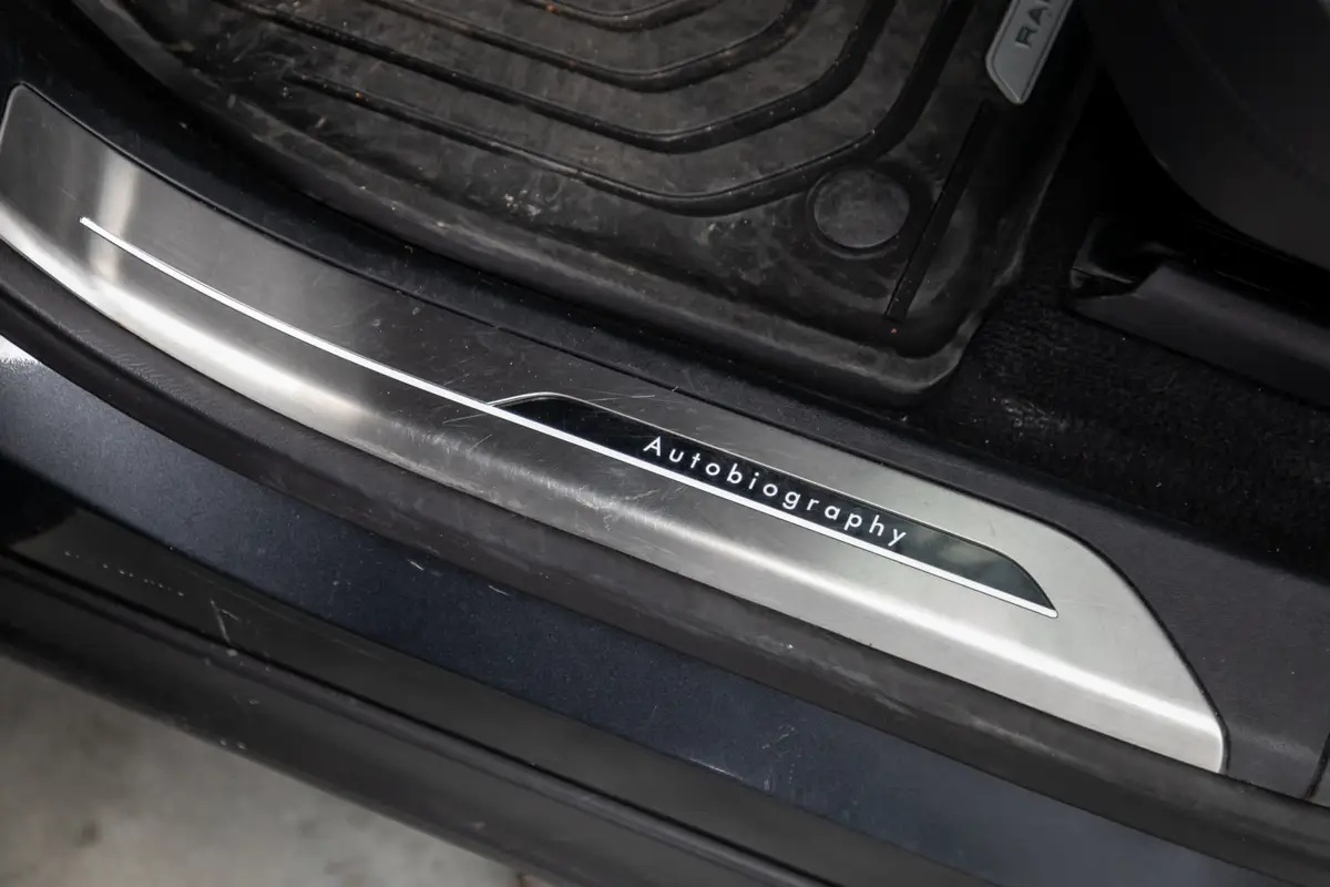 land rover range rover sport autobiography phev 2025 43 interior door badge jpg