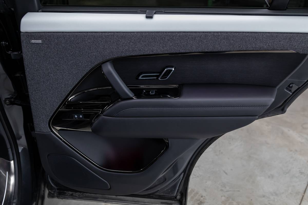 land rover range rover sport autobiography phev 2025 44 interior backseat door jpg