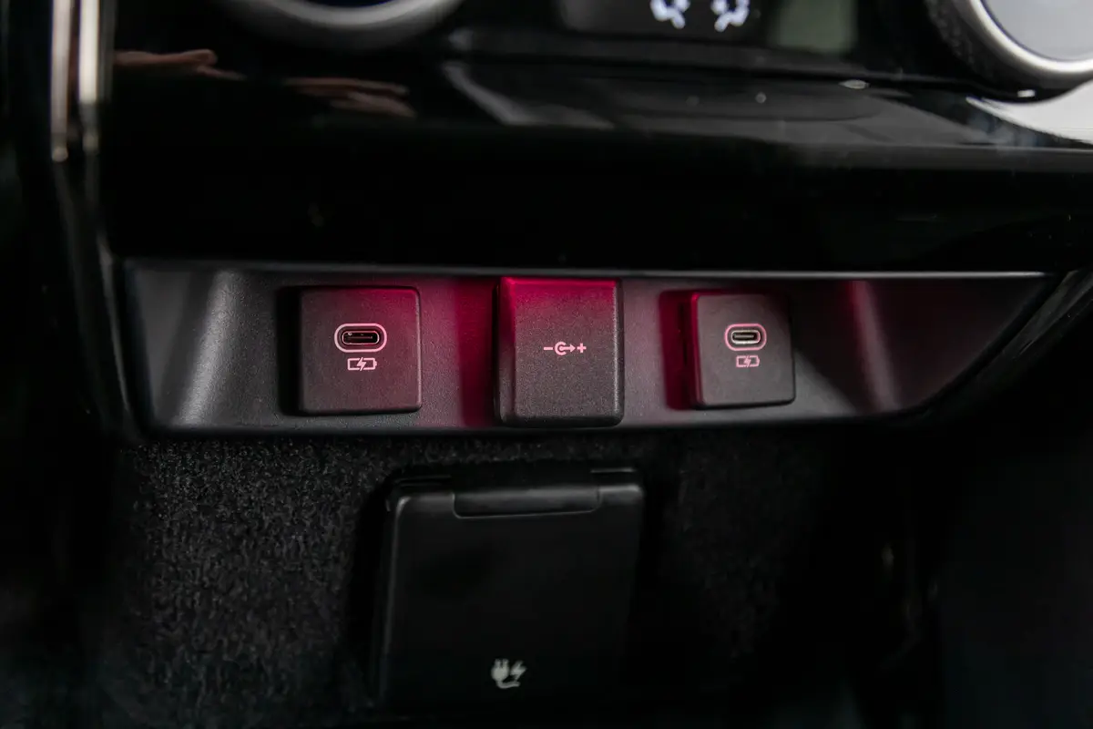 land rover range rover sport autobiography phev 2025 50 interior backseat usb jpg