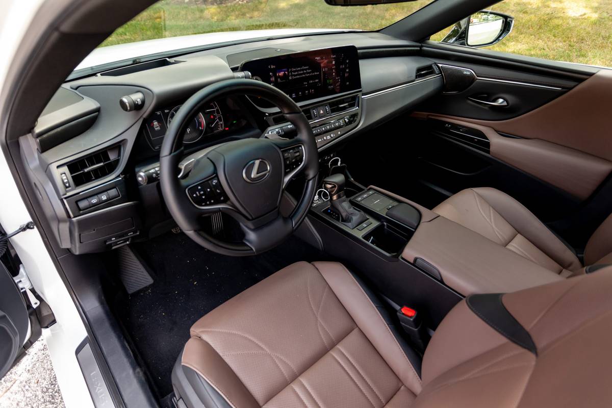 lexus-es-350-2022-18-drivers-seat-interior-sedan-steering-wheel