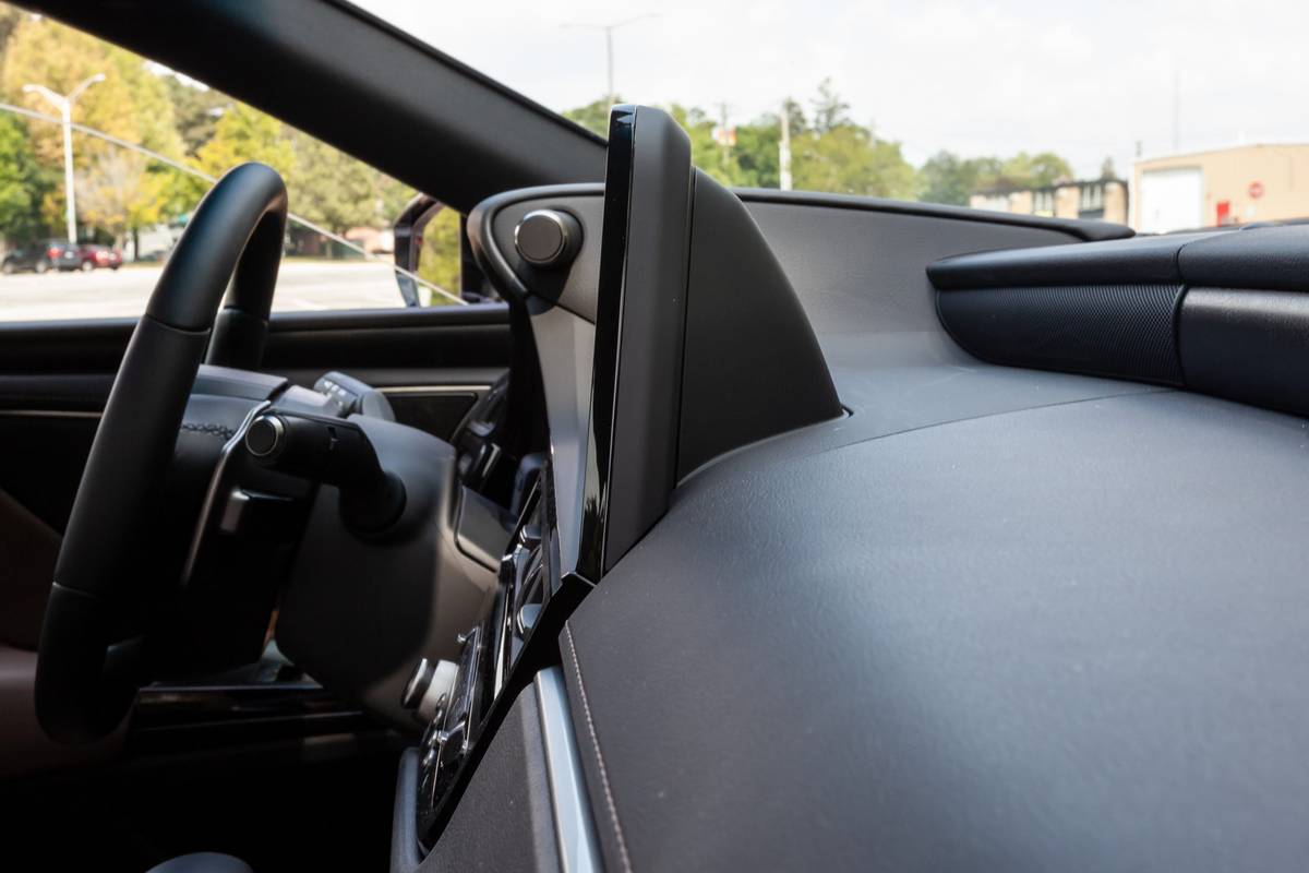 lexus-es-350-2022-33-dashboard-interior-sedan
