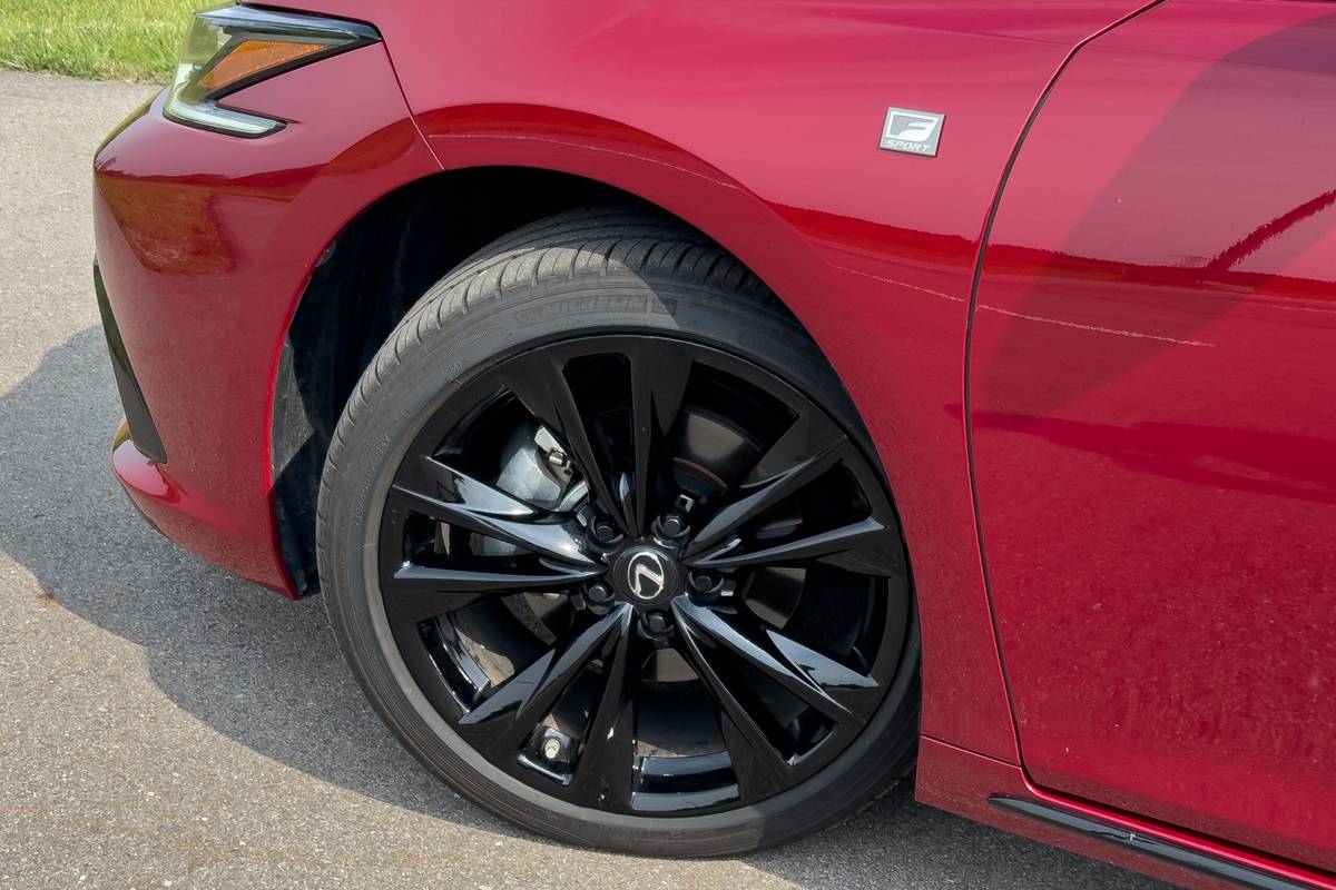 lexus es 350 f sport black 2025 05 exterior wheel scaled jpg