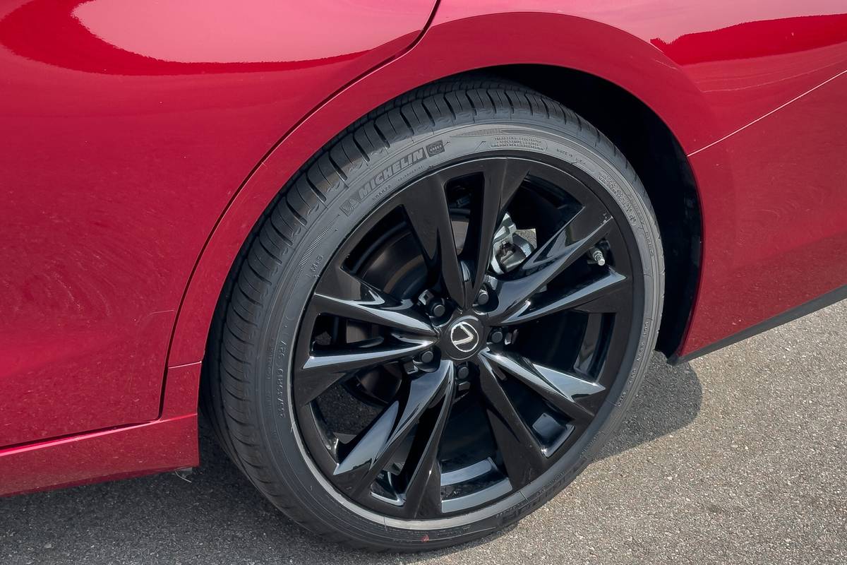 lexus es 350 f sport black 2025 07 exterior wheel scaled jpg