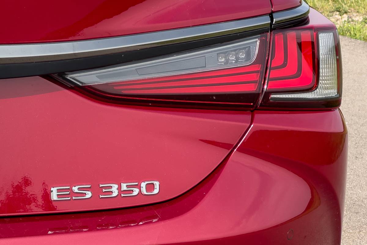 lexus es 350 f sport black 2025 13 exterior rear badge jpg