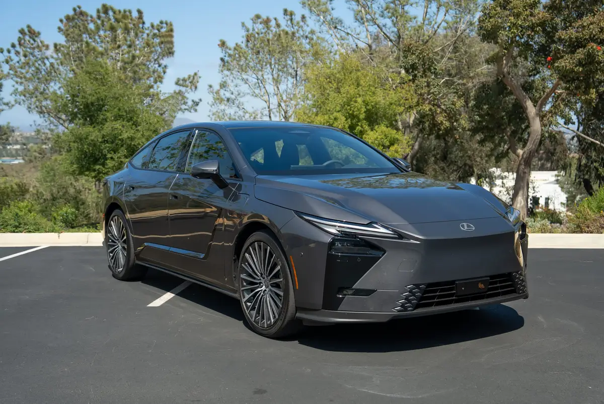 lexus es 350e 2026 01 exterior front angle scaled jpg