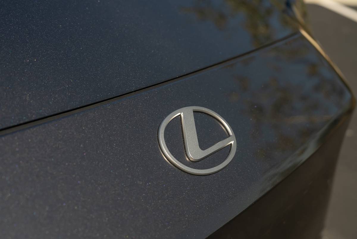 lexus es 350e 2026 03 exterior front badge 1 scaled jpg