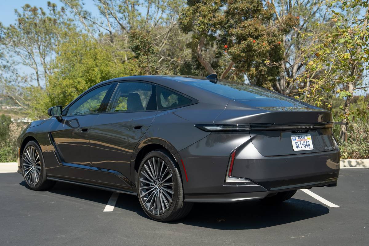 lexus es 350e 2026 10 exterior rear angle 1 scaled jpg