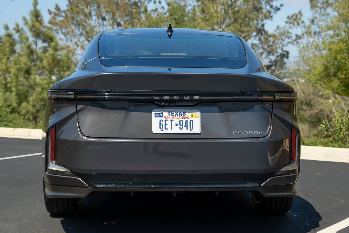 lexus es 350e 2026 11 exterior rear scaled jpg