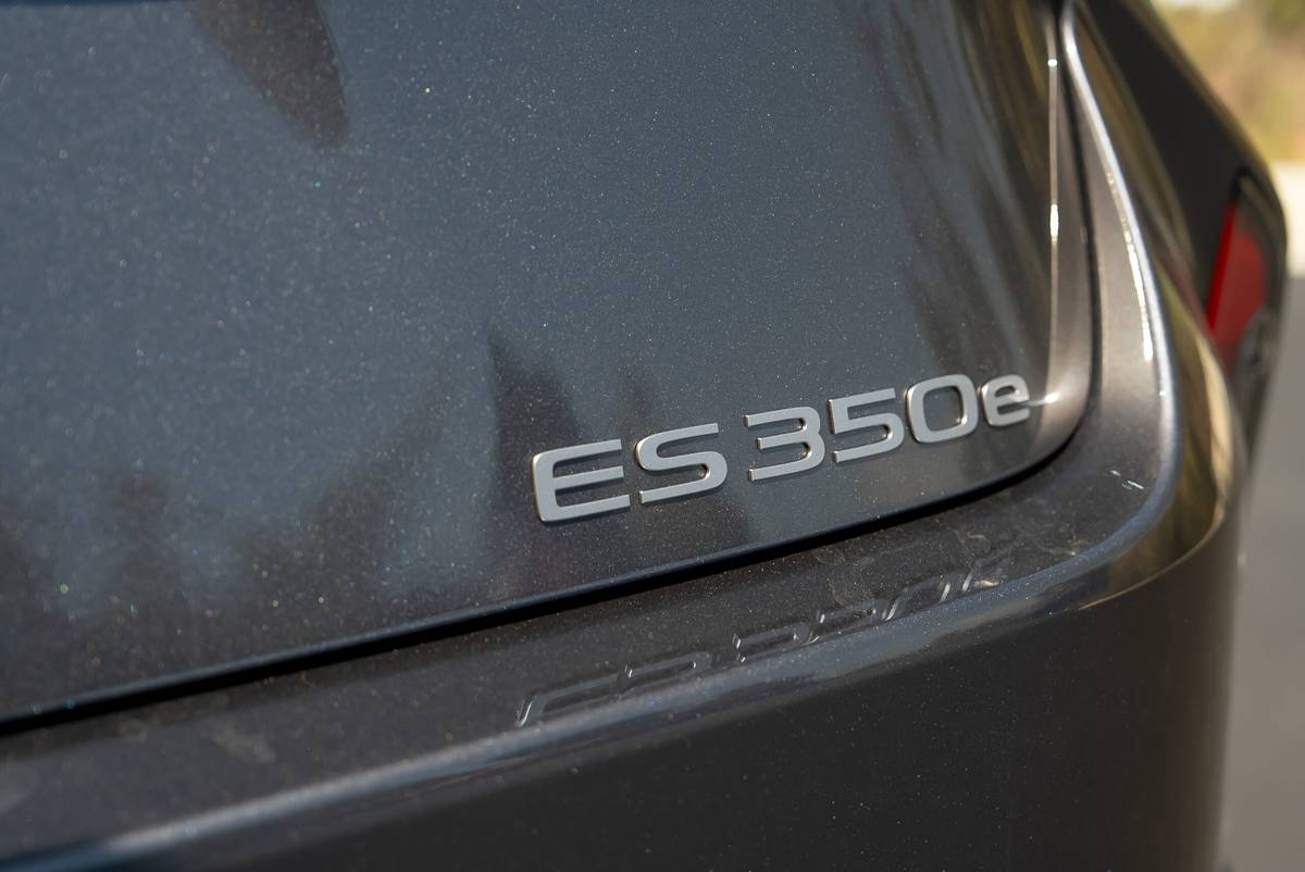 lexus es 350e 2026 14 exterior rear badge 1 scaled jpg