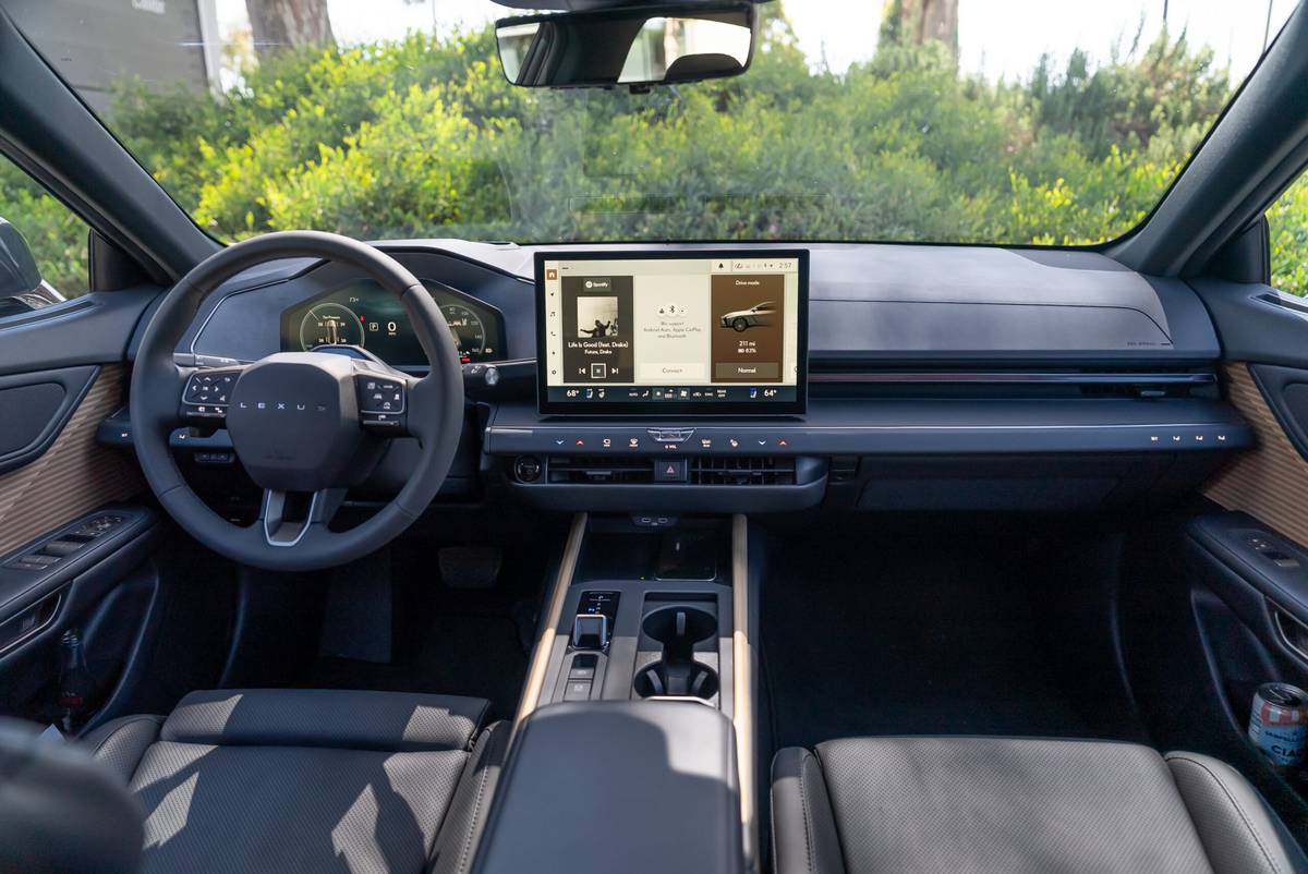 lexus es 350e 2026 17 interior front row scaled jpg