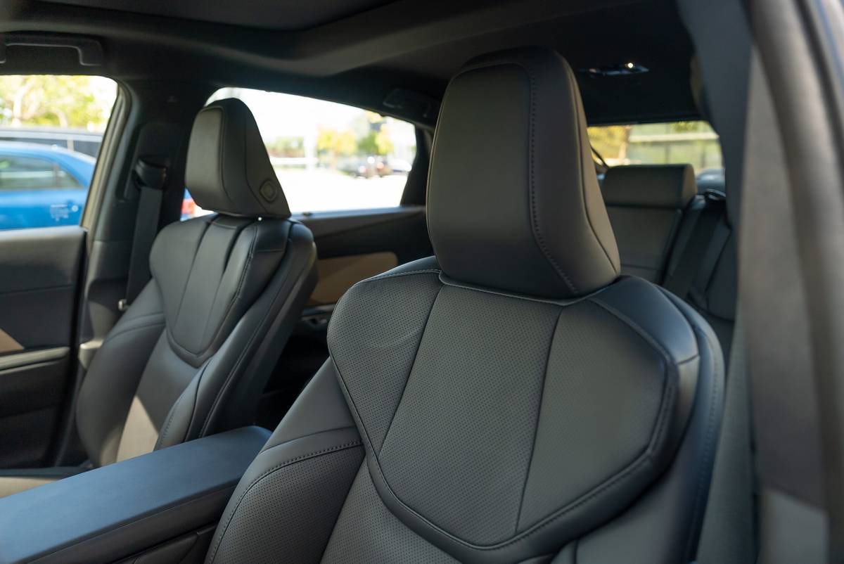 lexus es 350e 2026 22 interior front row seat scaled jpg