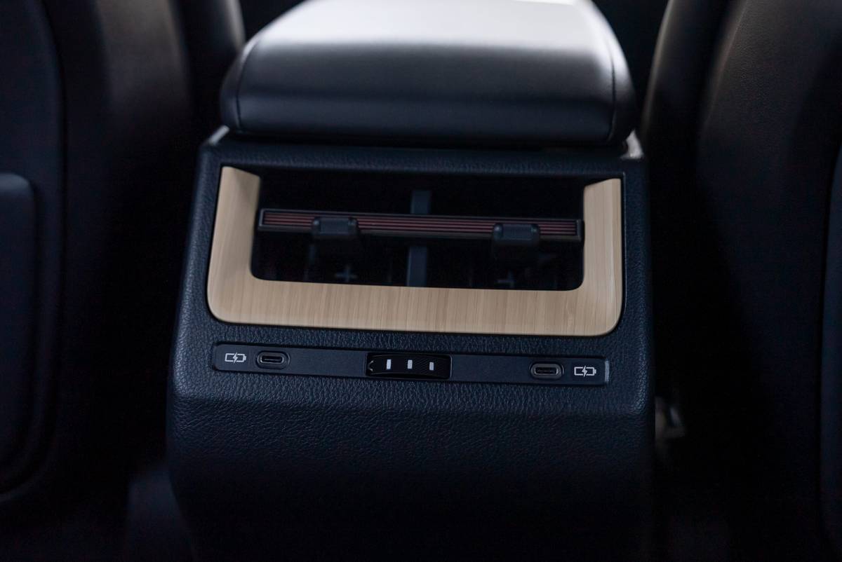 lexus es 350e 2026 44 interior backseat usb scaled jpg