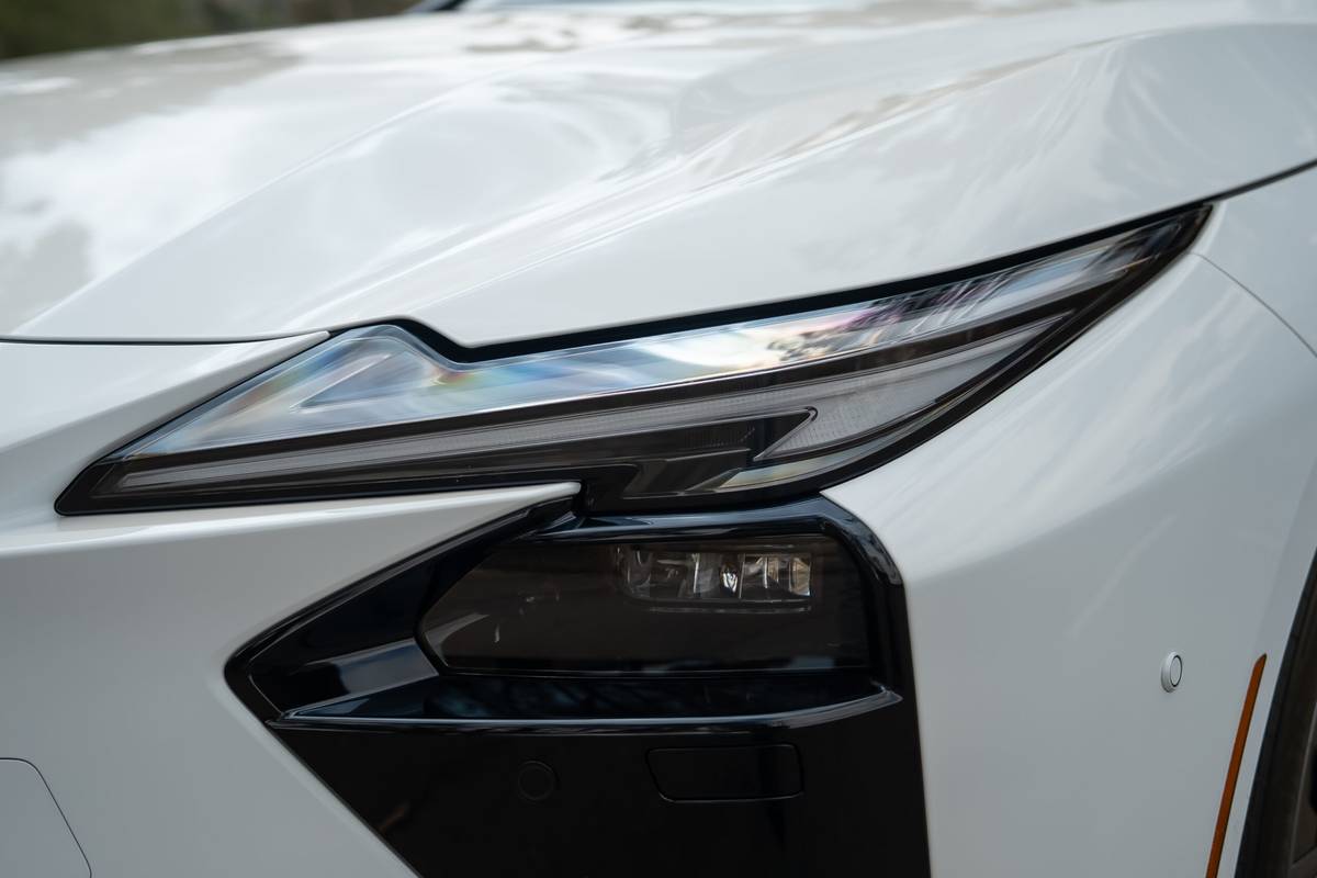 lexus es 350h 2026 05 exterior headlight scaled jpg