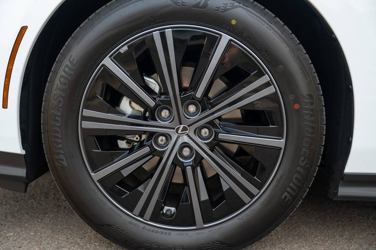 lexus es 350h 2026 09 exterior wheel 1 scaled jpg