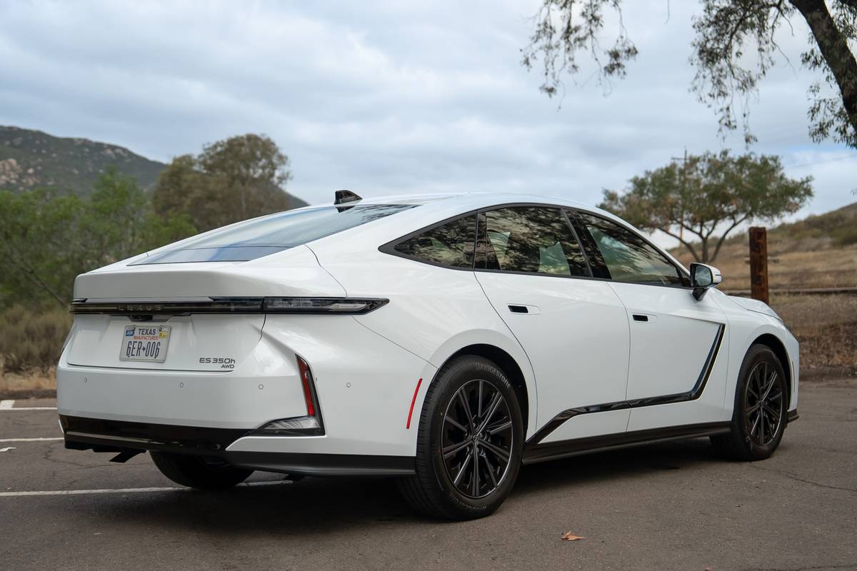 lexus es 350h 2026 11 exterior rear angle scaled jpg