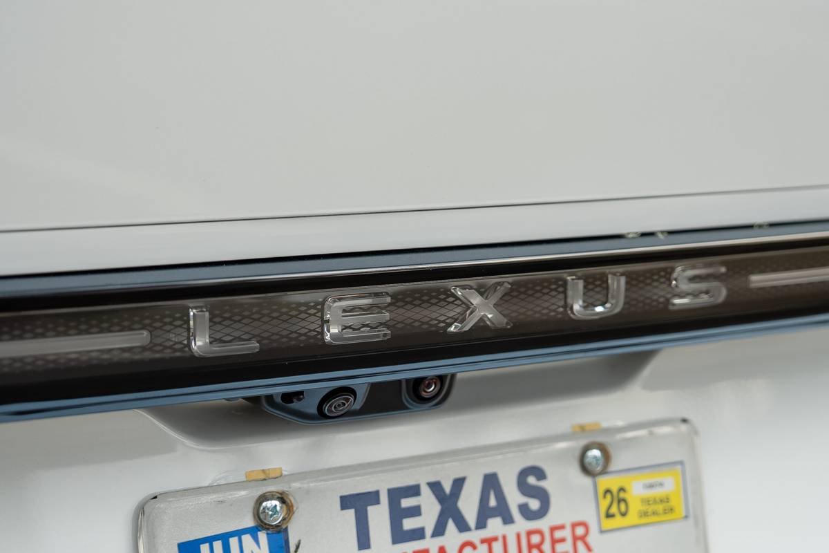 lexus es 350h 2026 13 exterior rear badge scaled jpg