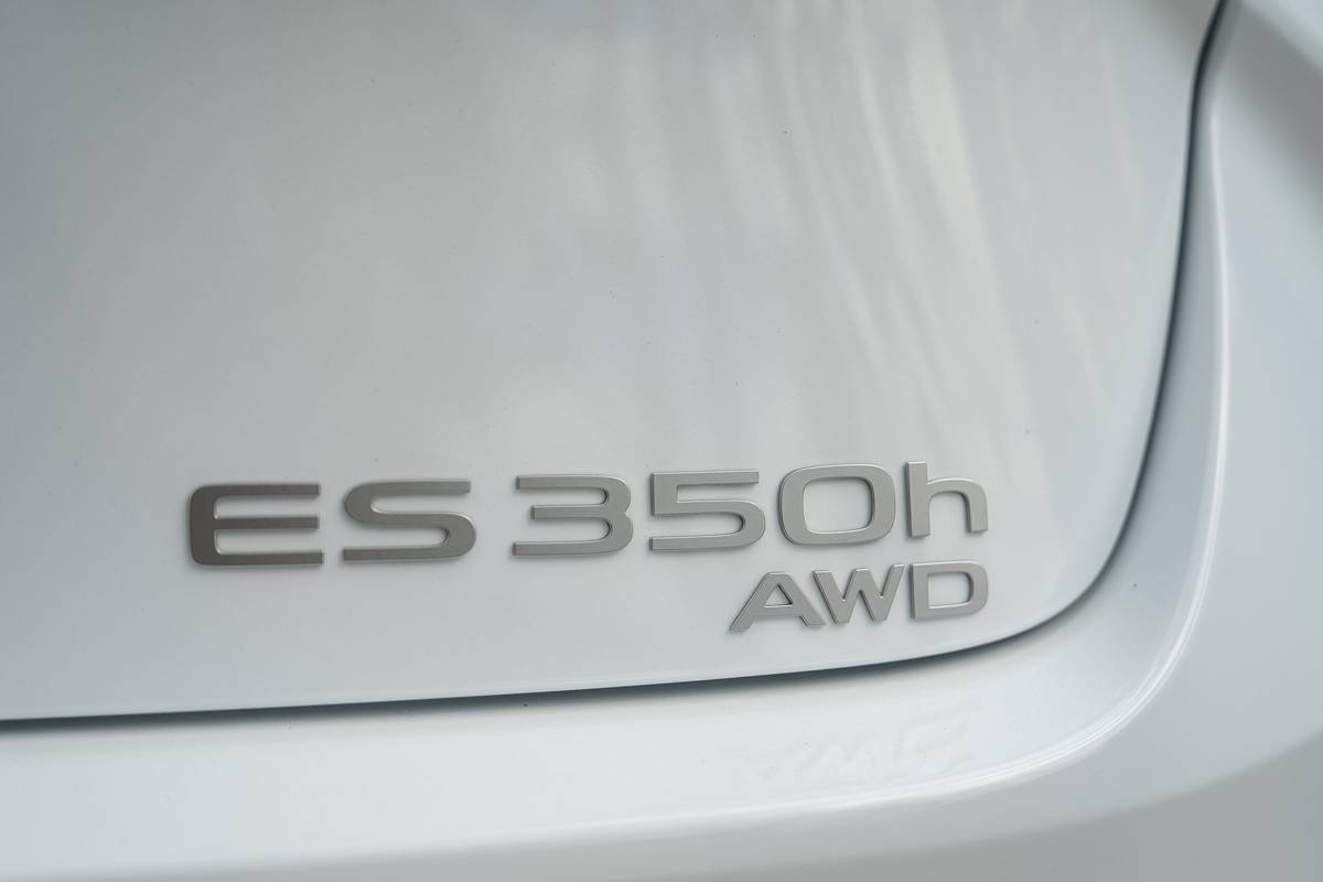 lexus es 350h 2026 14 exterior rear badge 1 scaled jpg