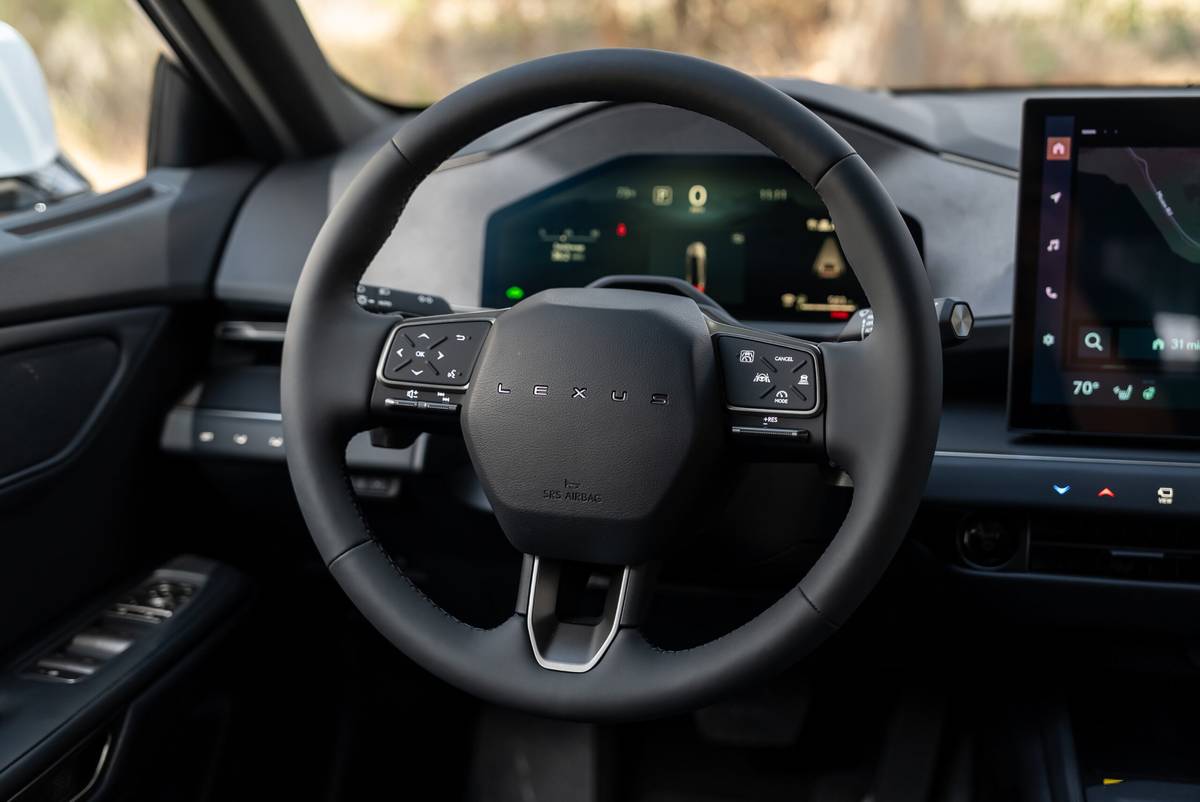 lexus es 350h 2026 22 interior steering wheel scaled jpg
