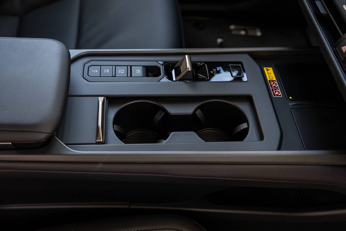 lexus es 350h 2026 26 interior gearshift scaled jpg