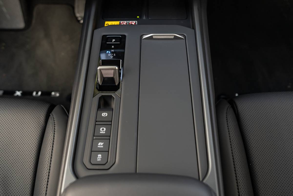 lexus es 350h 2026 27 interior gearshift scaled jpg