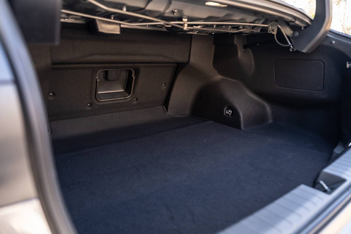 lexus es 350h 2026 43 interior cargo scaled jpg