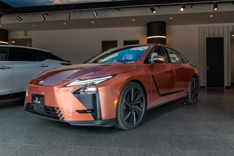 lexus-es500e-2026-01-exterior-front-angle