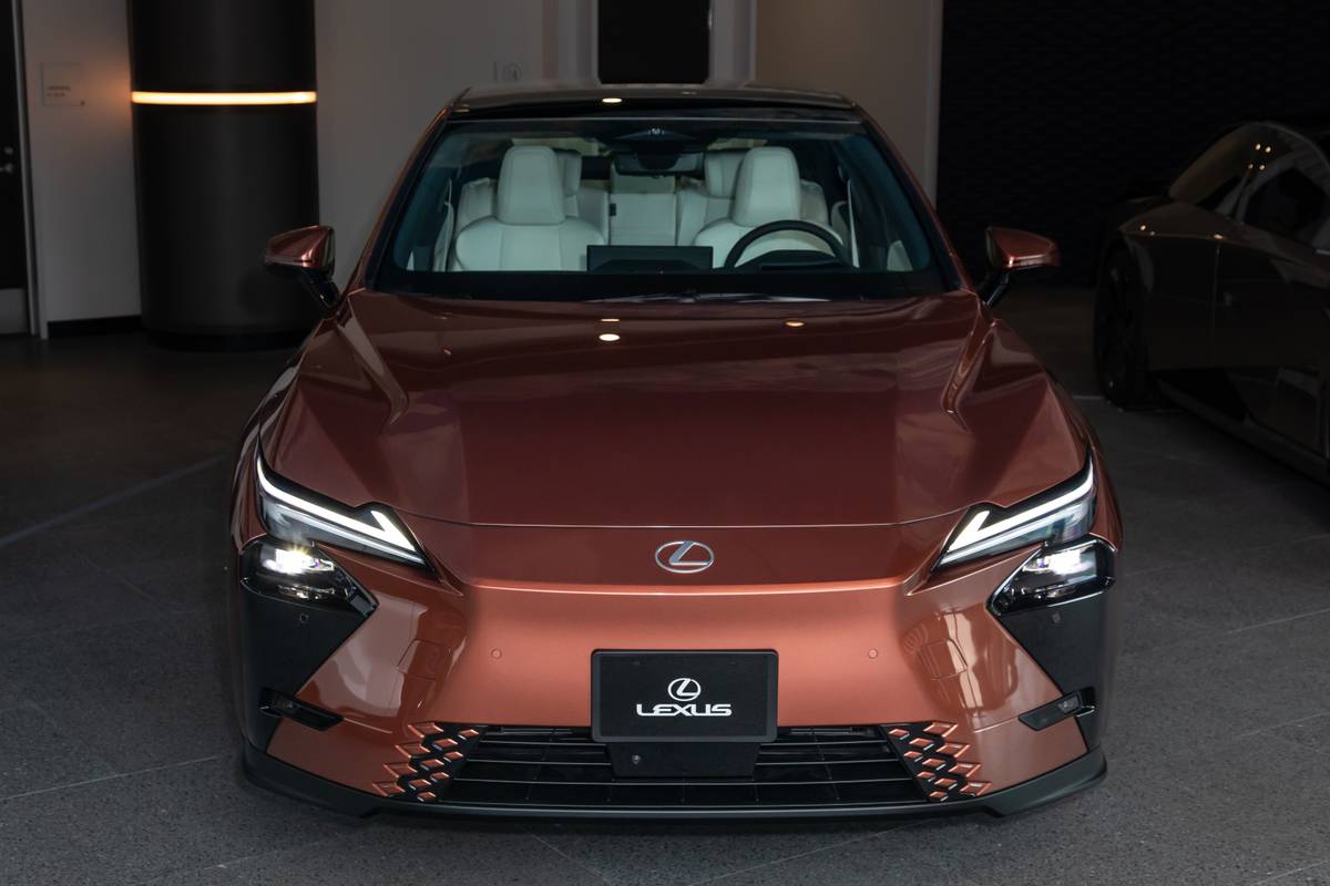 lexus es500e 2026 04 exterior front jpg