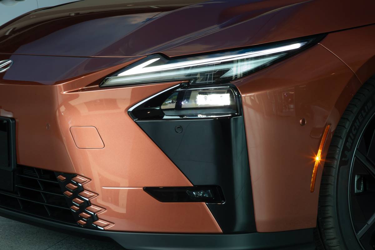 lexus es500e 2026 05 exterior headlight jpg