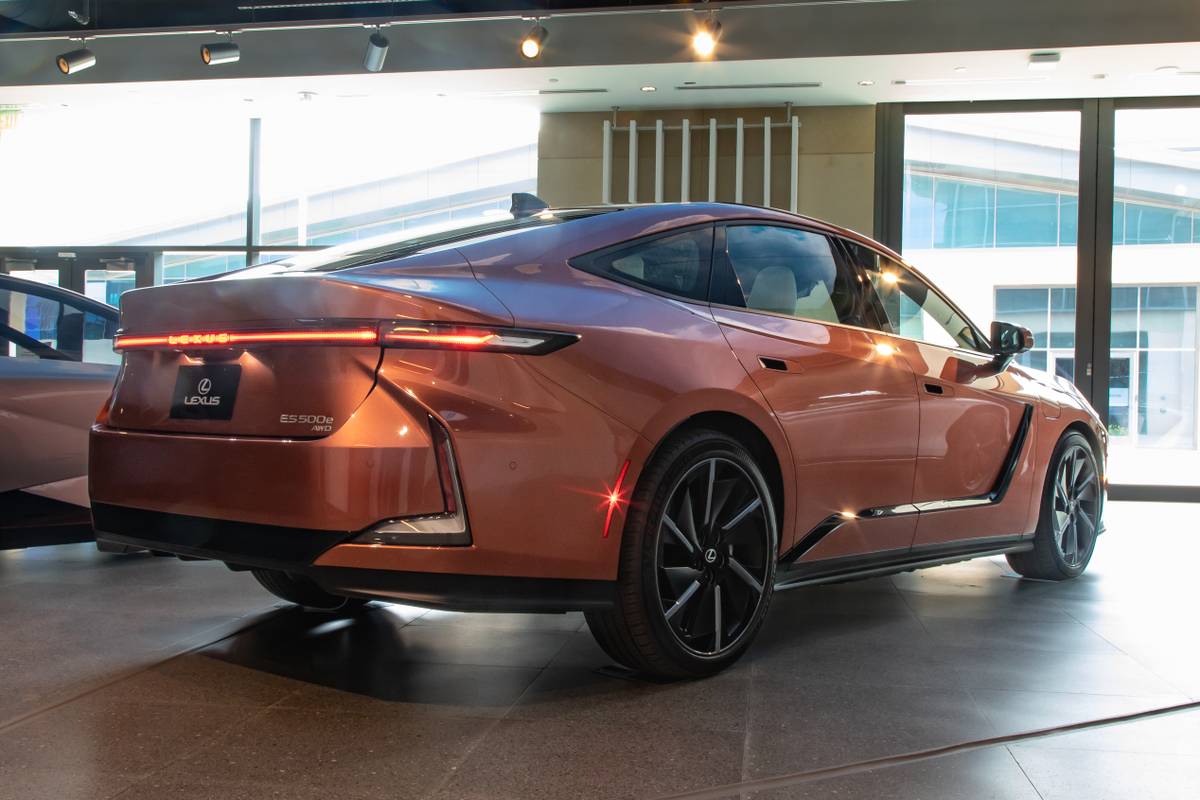 lexus es500e 2026 14 exterior rear angle jpg