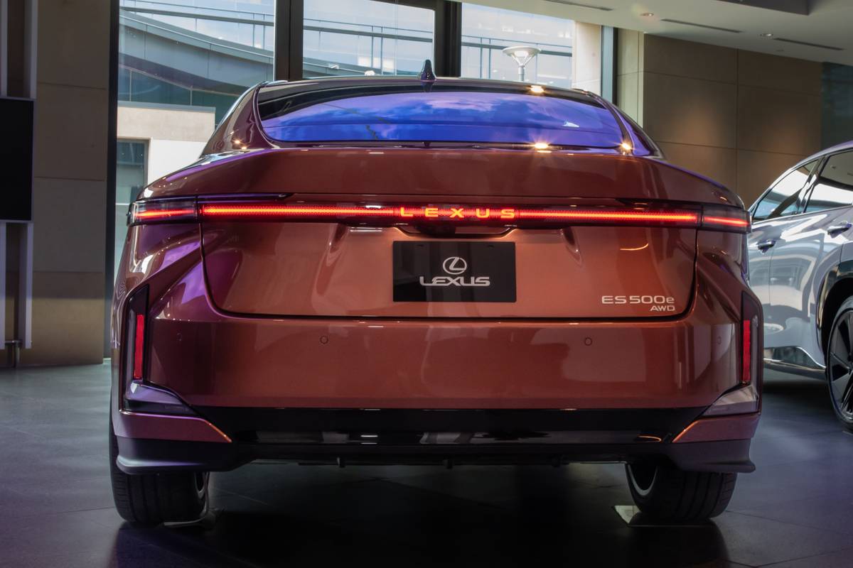 lexus es500e 2026 15 exterior rear jpg