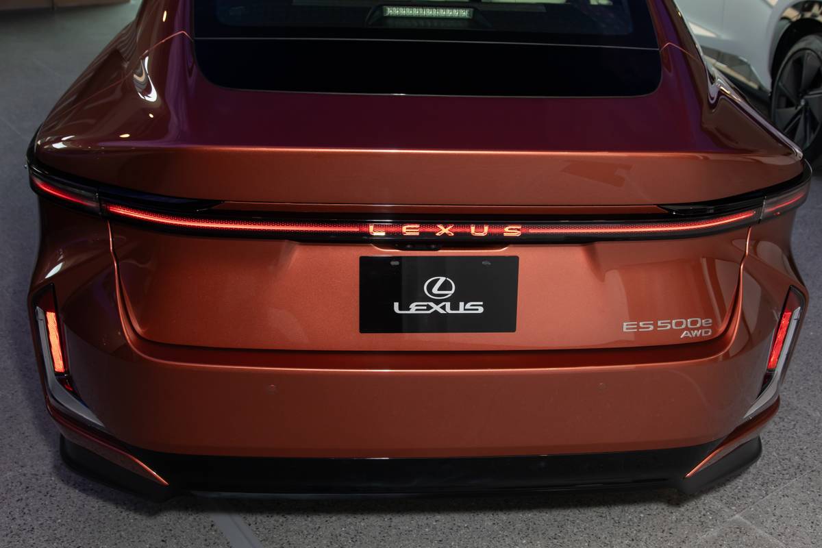 lexus es500e 2026 16 exterior rear jpg