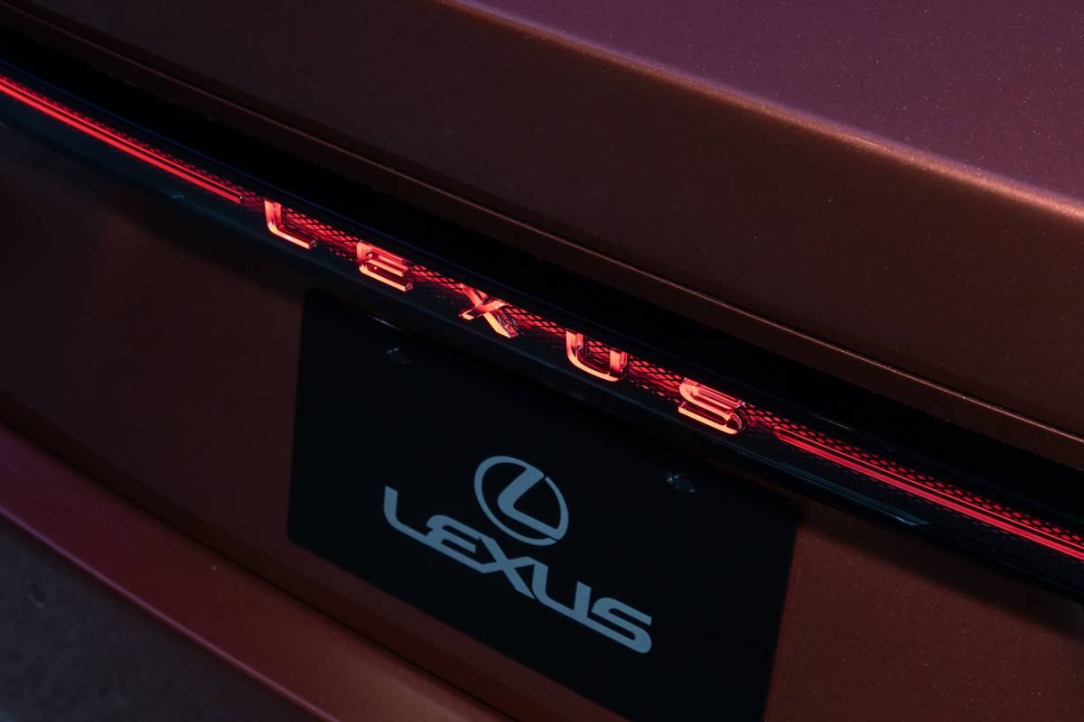 lexus es500e 2026 17 exterior rear badge jpg