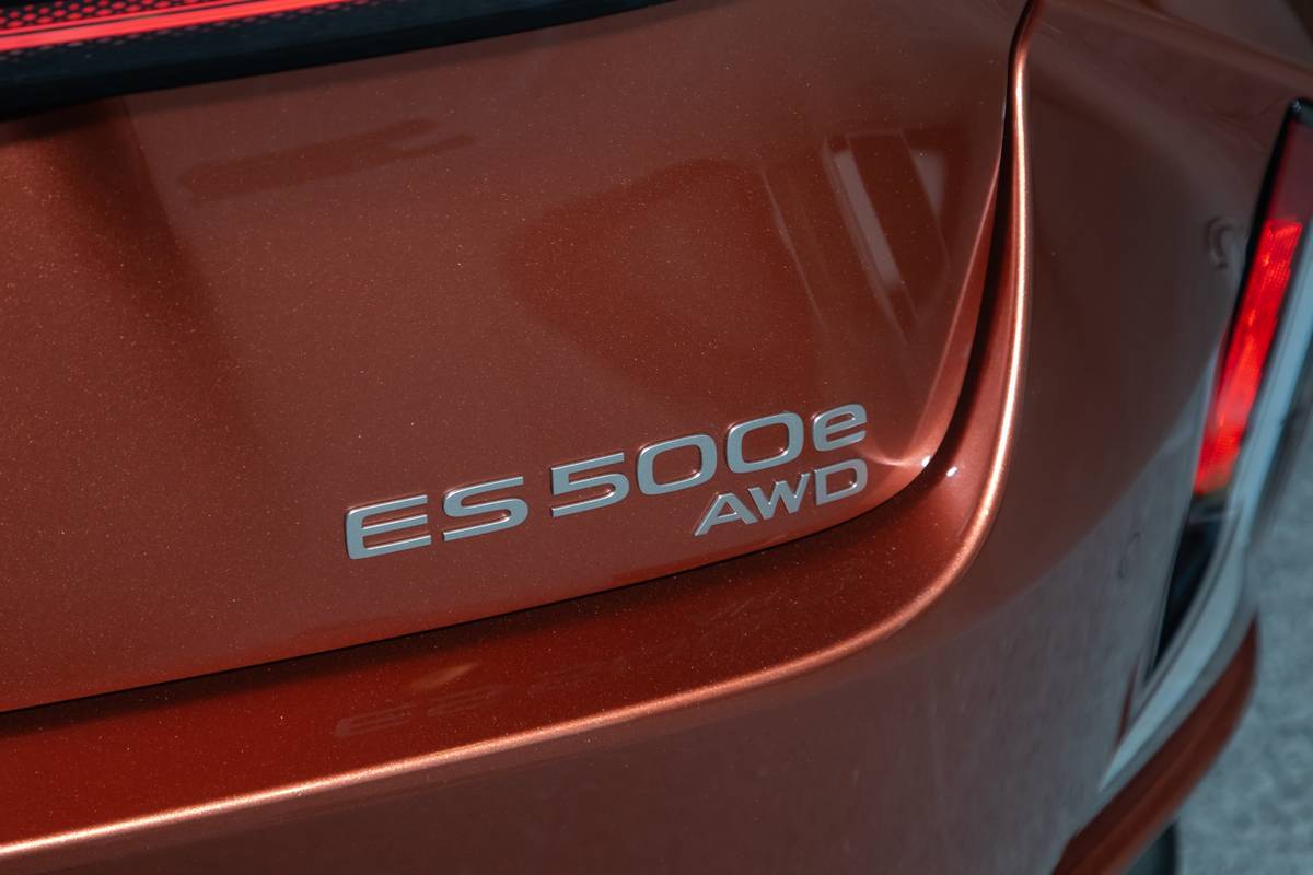 lexus es500e 2026 18 exterior rear badge jpg