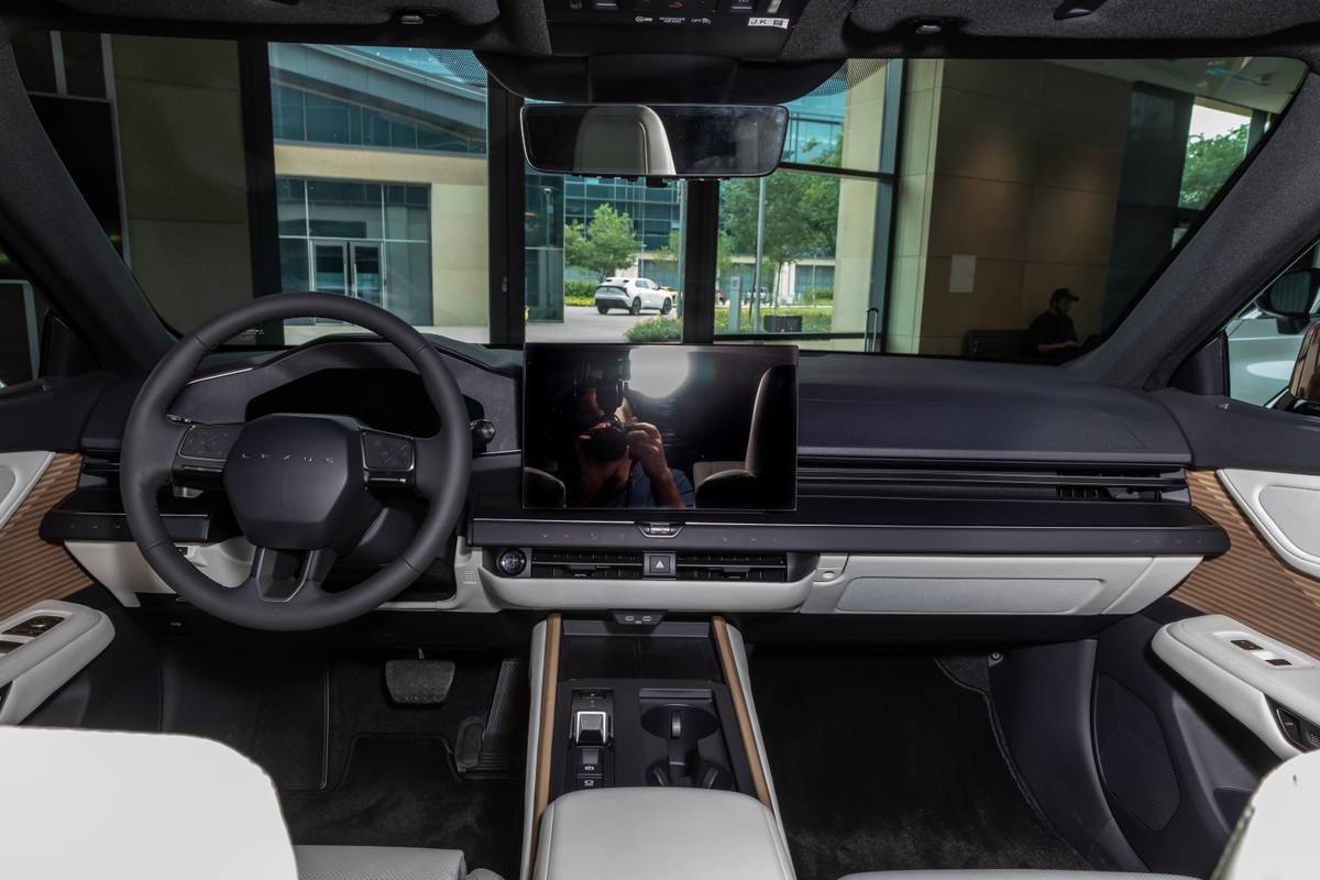 lexus es500e 2026 19 interior front row jpg
