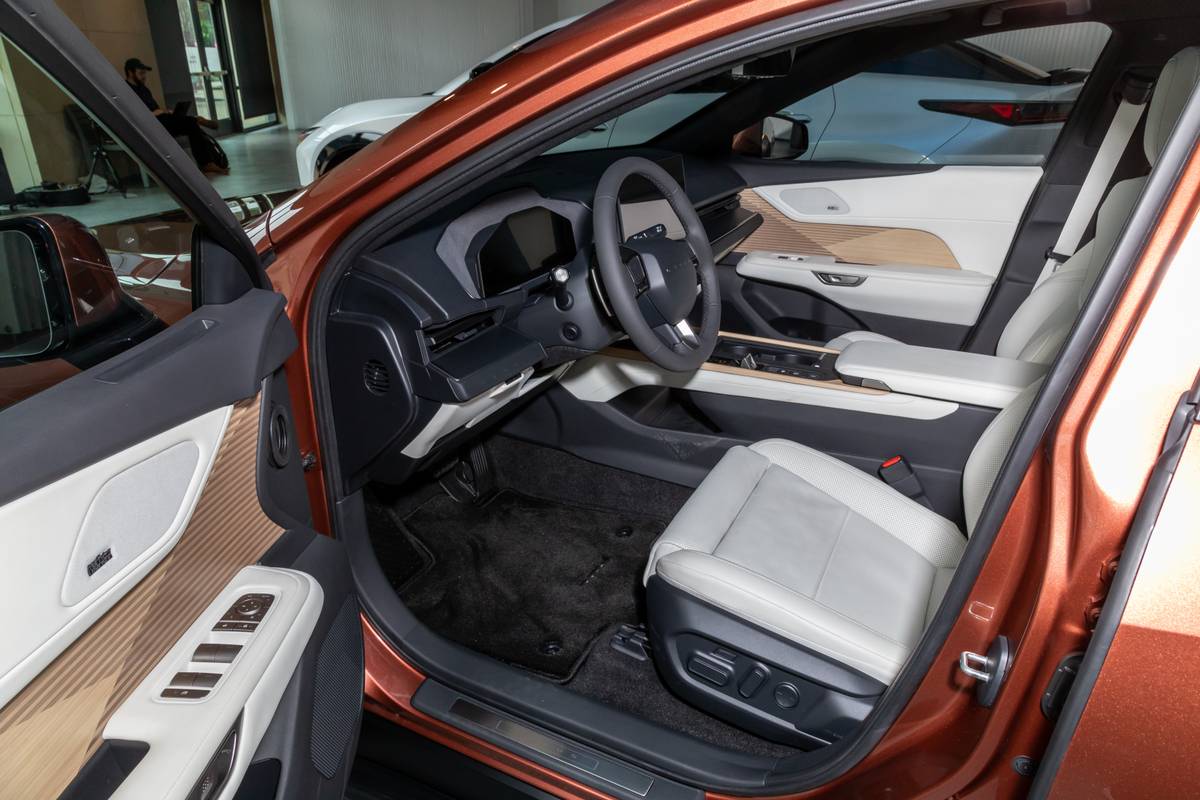 lexus es500e 2026 20 interior front row jpg