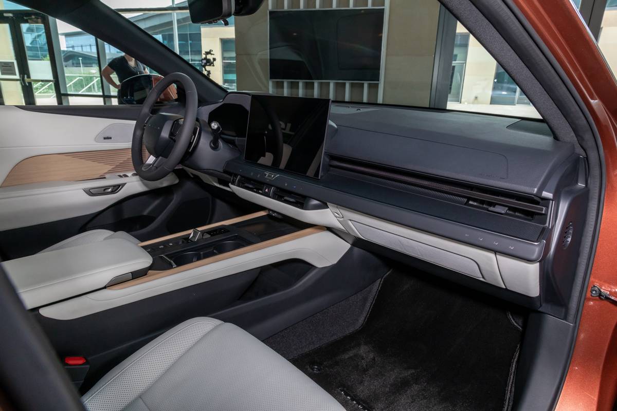 lexus es500e 2026 21 interior front row jpg