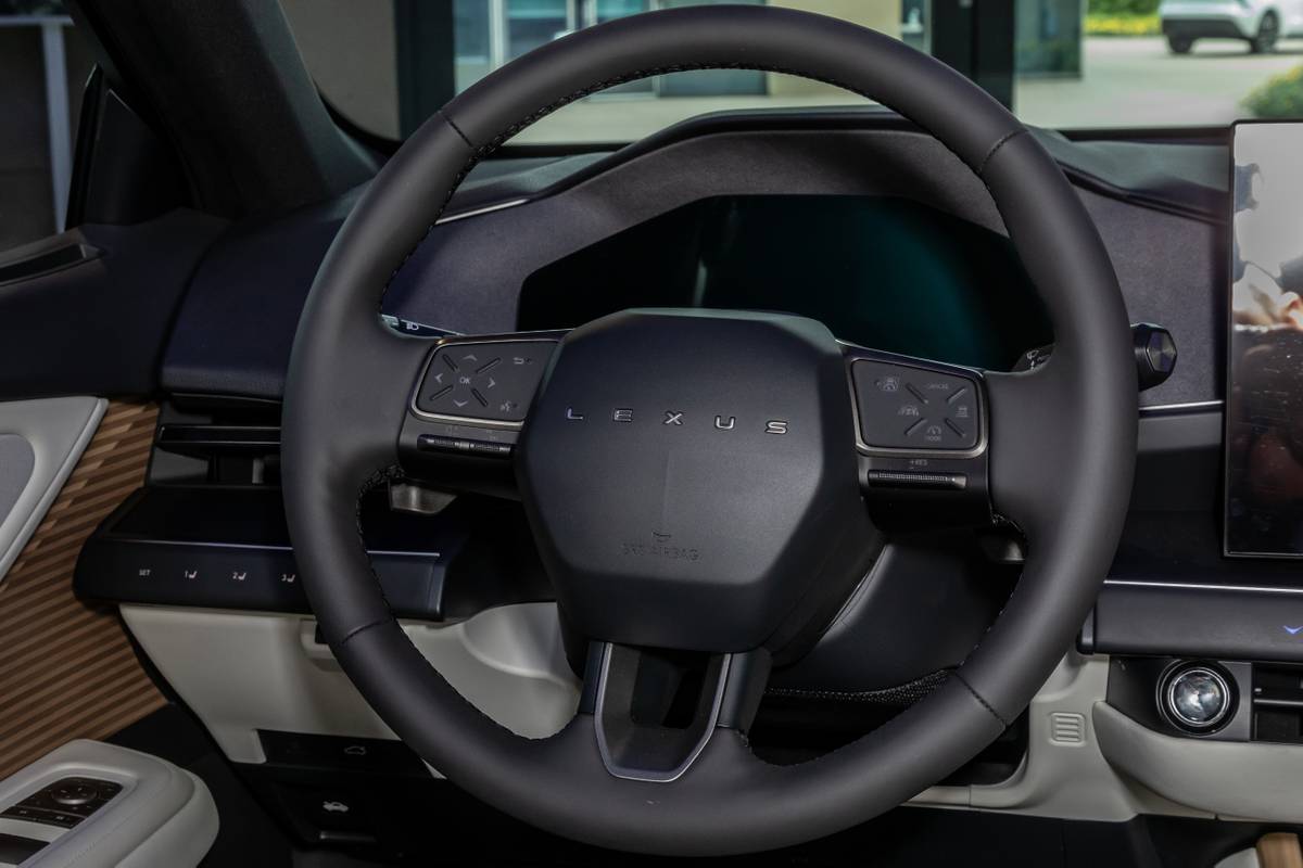lexus es500e 2026 24 interior steering wheel jpg