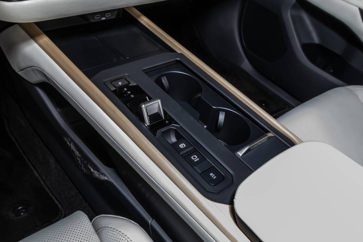 lexus es500e 2026 26 interior gearshift jpg