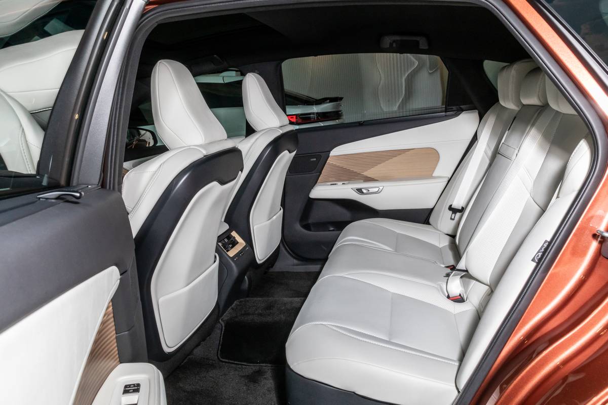 lexus es500e 2026 34 interior backseat jpg