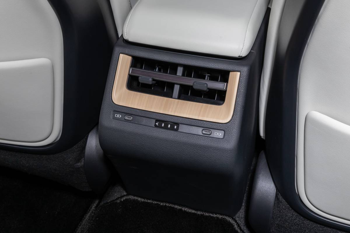 lexus es500e 2026 35 interior backseat jpg