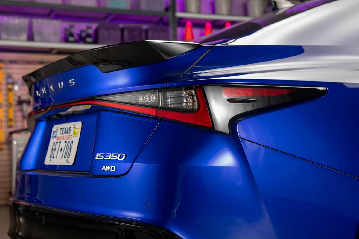 lexus is 350 f sport 2026 11 exterior taillight jpg
