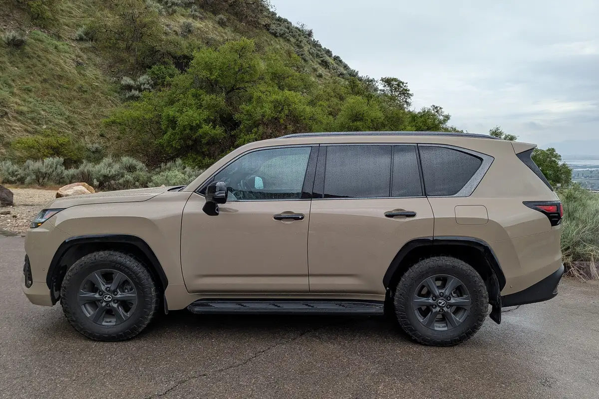 lexus lx 700h overtrail 2025 04 exterior profile jpg