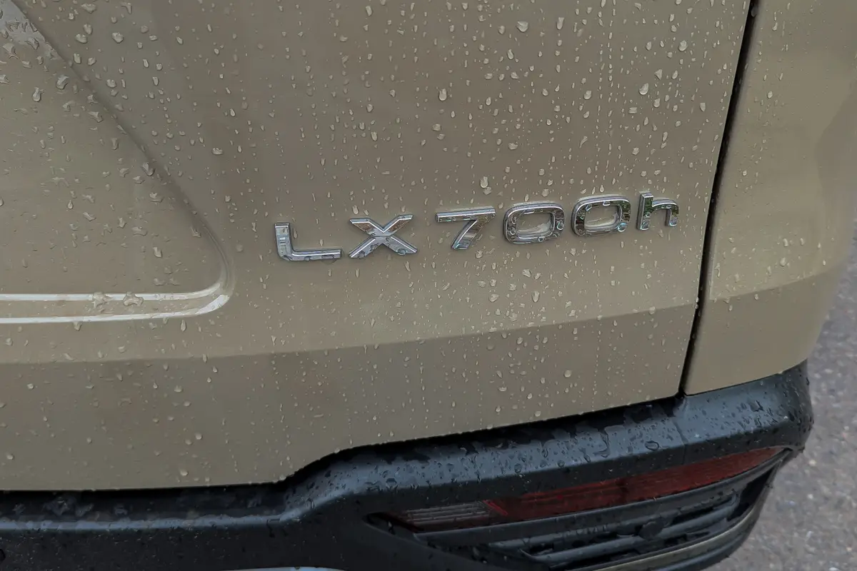 lexus lx 700h overtrail 2025 06 exterior rear badge jpg