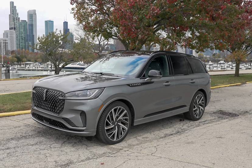 lincoln-aviator-black-label-2025-01-exterior-front-angle
